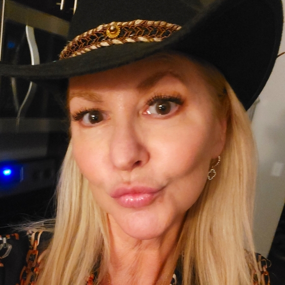 Meet your Posher, Cara - Picture 1 of 1